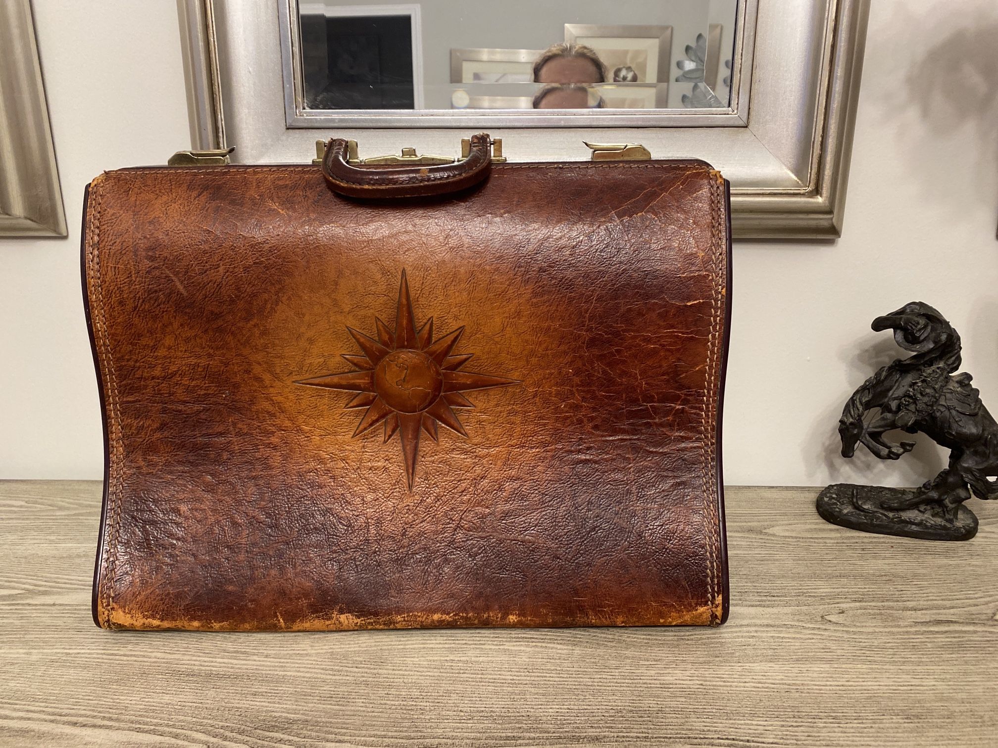 Beautiful Large Antique Leather Gladstone Bag Doctors Style 18