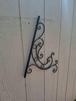 Iron hanging flower planter