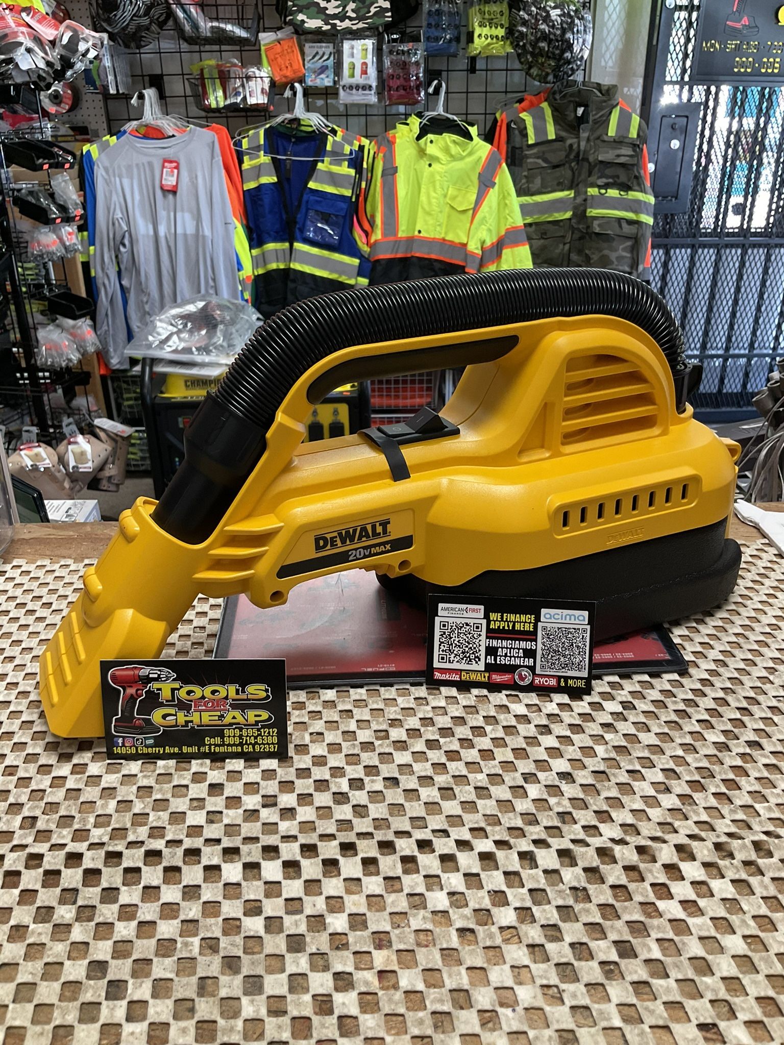 DEWALT 20V MAX Cordless 1/2 Gal. Wet/Dry Portable Vacuum (Tool Only)