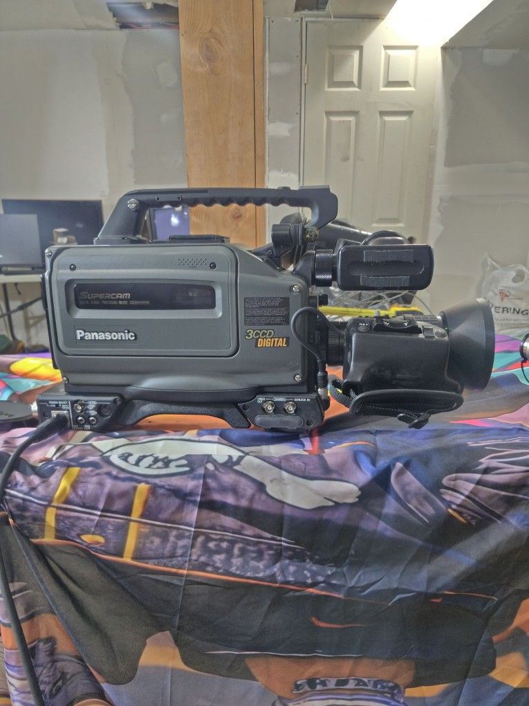 Panasonic SuperCam AG-DP800HP 3CCD Digital Professional Camcorder w/ Carrying Bag, Booklet, Straps & Mounting Plate
