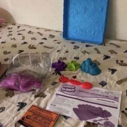  Kinetic sand It’s have everything inside the box it  all good condition only use it ones.