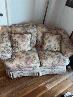 Nice love seat excellent condition!
