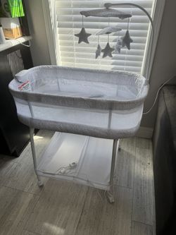 DELTA CHILDREN SMART SLEEP AUTO GLIDE BASSINET WITH BLUETOOTH