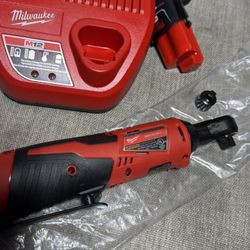 Milwaukee, M12 12V Lithium-Ion Cordless 3/8 in. Ratchet Kit