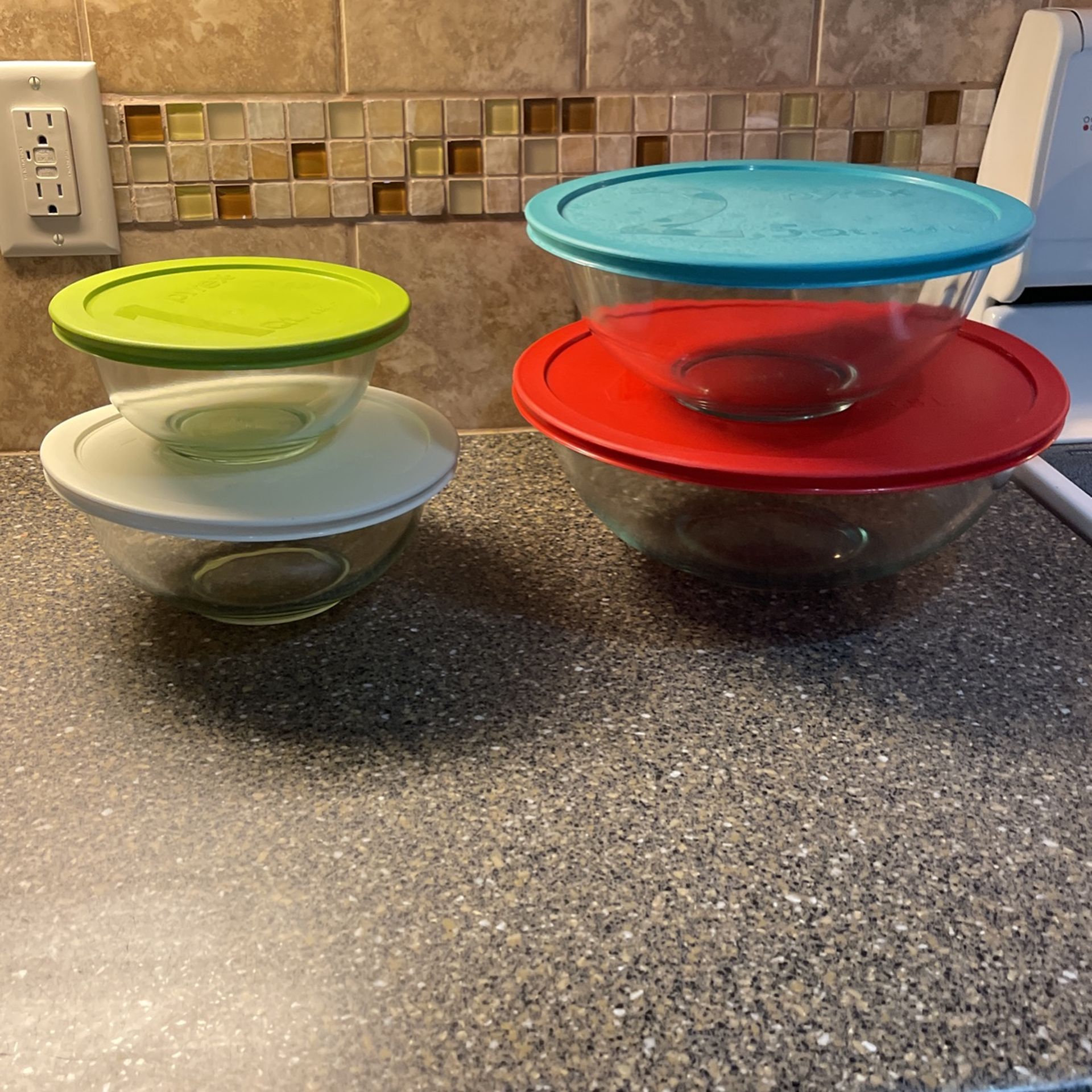 Set Of 4 Pyrex Glass Bowls With Lids, Excellent Condition for Sale in