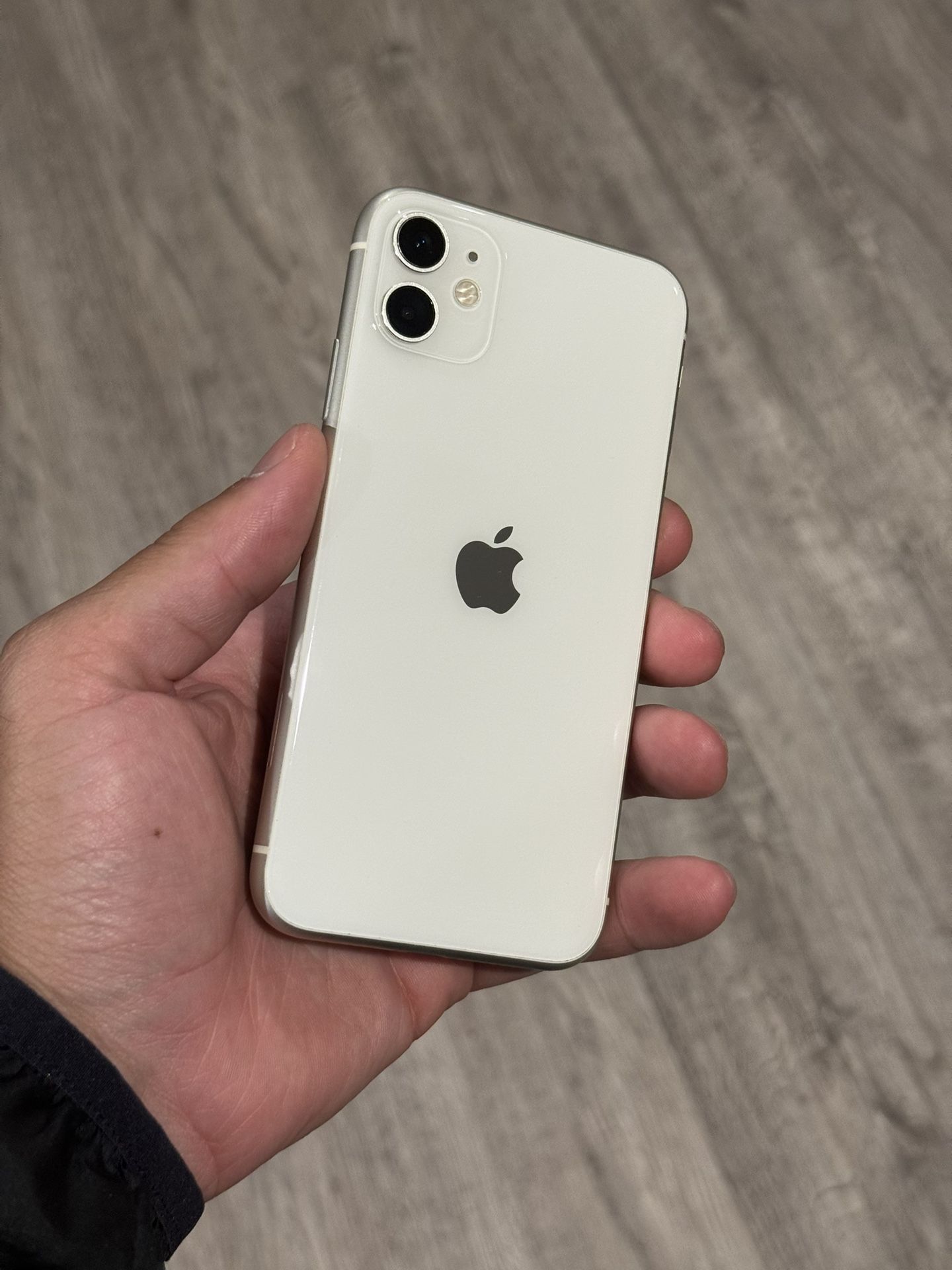 iPhone 11 UNLOCKED - 64GB- White