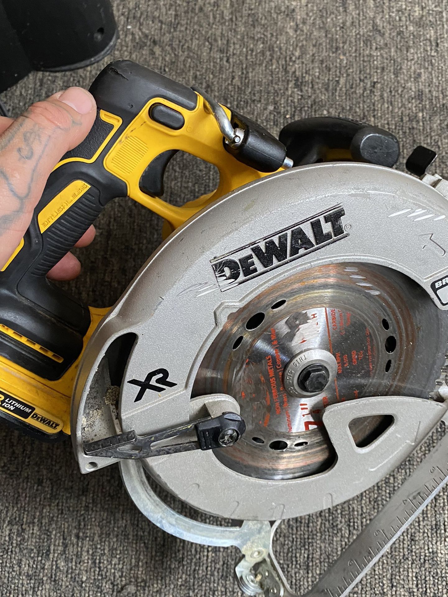 On sale brushless motor dewalt XR circular saw whit brake comes whit small battery $$$190 dollars firm price in oakland