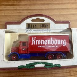 Lledo Days Gone Premier Collection 1937 Scammell 6-wheeler die-cast model truck featuring Kronenbourg beer branding