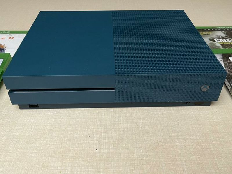 XBOX ONE S 500Gb With 4 Games