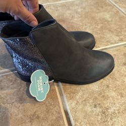 Girl’s Sparkling Ankle Boots Size 4( New)
