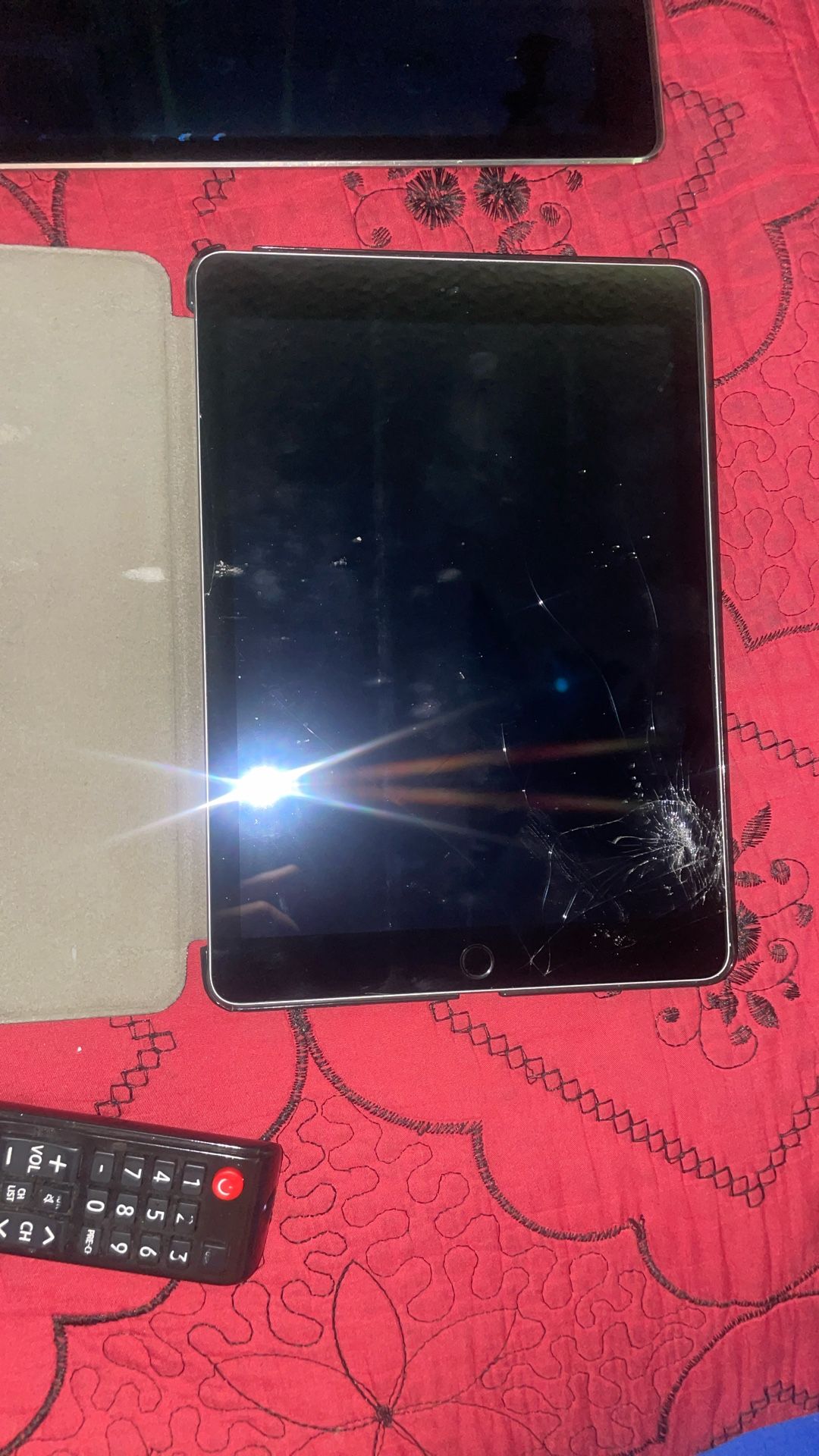 iPad 5 , 128 Gb , No Charger