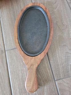 Cast Iron fajita Plate with Handle (25 * 16 cm) with Wooden Base (37 * 19 cm)