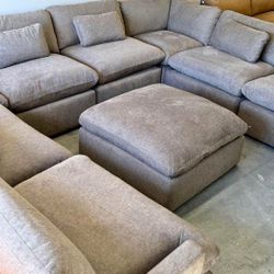 OTTOMAN CENTERED BRAND NEW GREY SECTIONAL OVERSIZED 