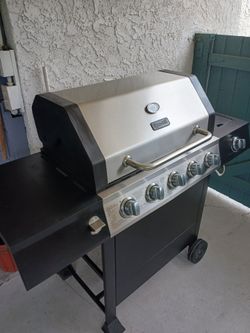 BBQ GIRL BY Dyna-Glo 6 burners it's in excellent condition very clean ready to use