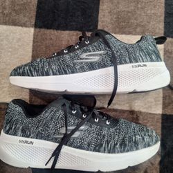 SKECHERS buenas condiciones talla 10.5 hombre