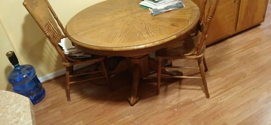 Oak wood kitchen table w/5 chairs & leaf