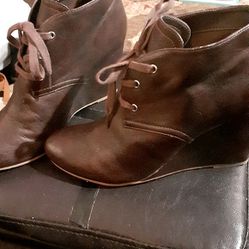 Very Nice Pair Ladies Brown Leather Laceup Wedged Heel Ankle Boot