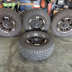 Set Of 5 Used Goodyear Wrangler Territory RT LT325/65/R18 35/12.50/R18 W/ Moto Metal Rims 6x5.5