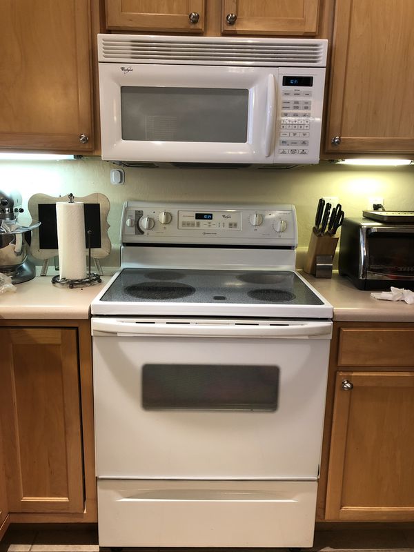 Whirlpool Super Capacity 465 Range and Microwave for Sale in Gilbert
