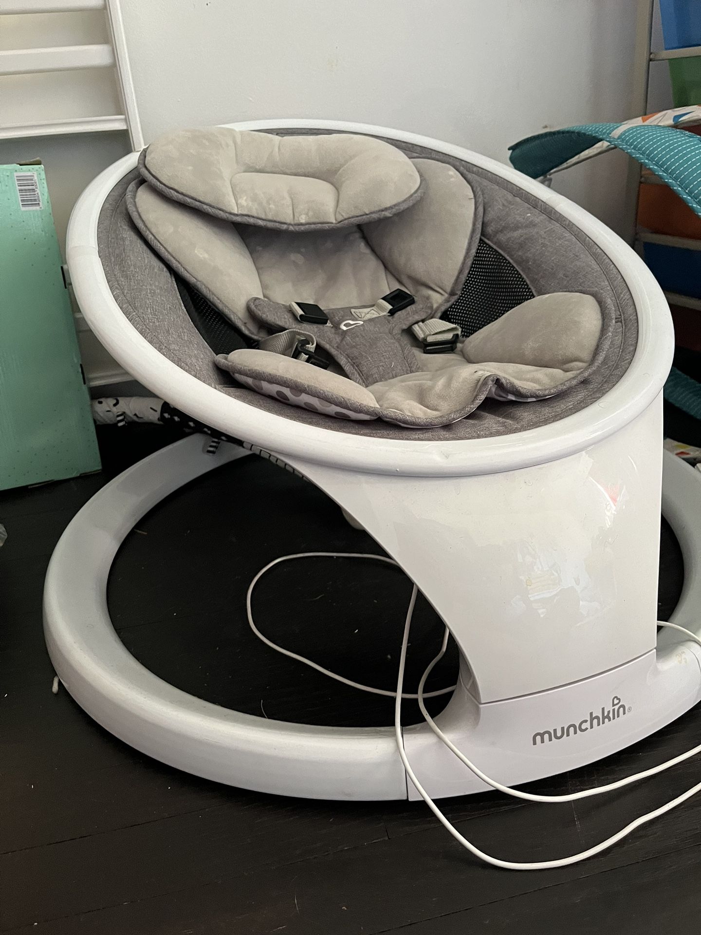 Munchkin Baby Swing, Portable and Lightweight, Bluetooth