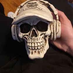 Skull with hat n headphones
