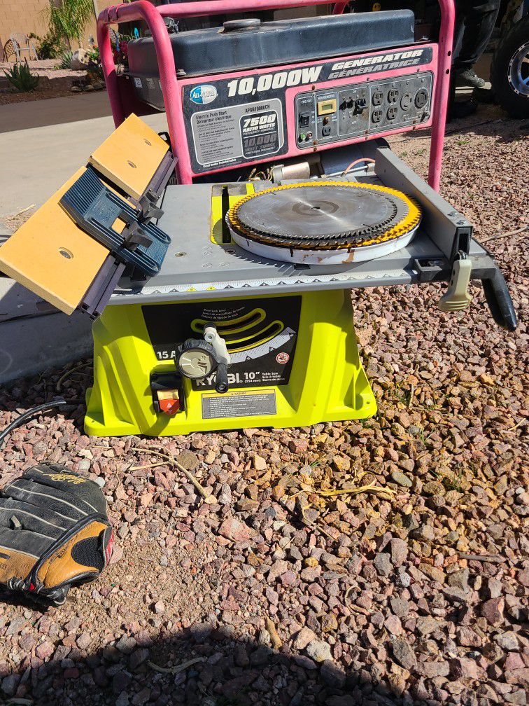 Table Saw With extra Blades 