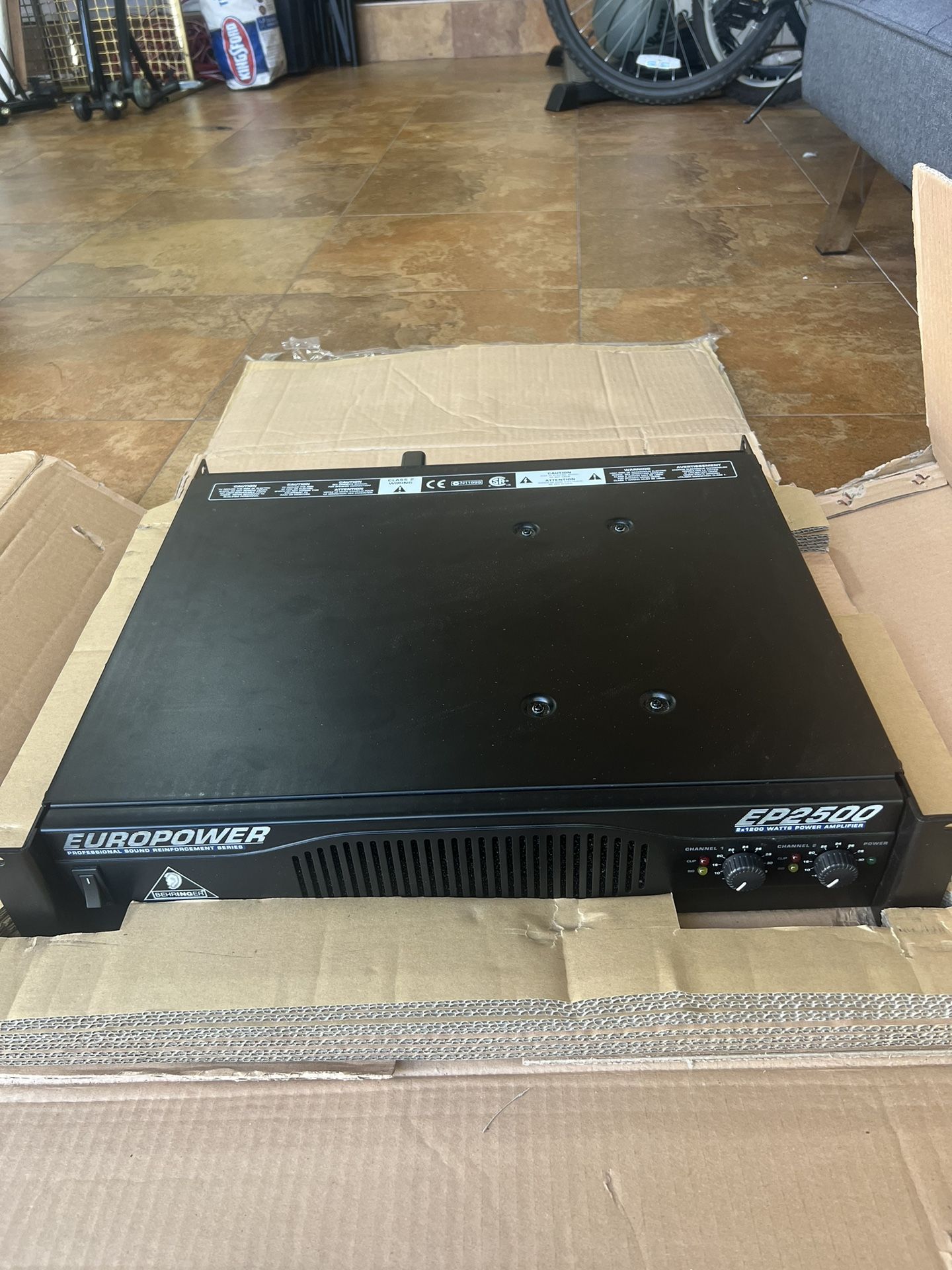 Behringer Amplifier Ep2500