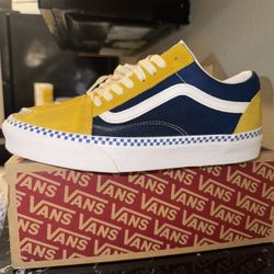 Authentic Vans Old Skool sneakers in excellent pre-owned condition. Freshly cleaned and ready to wear!