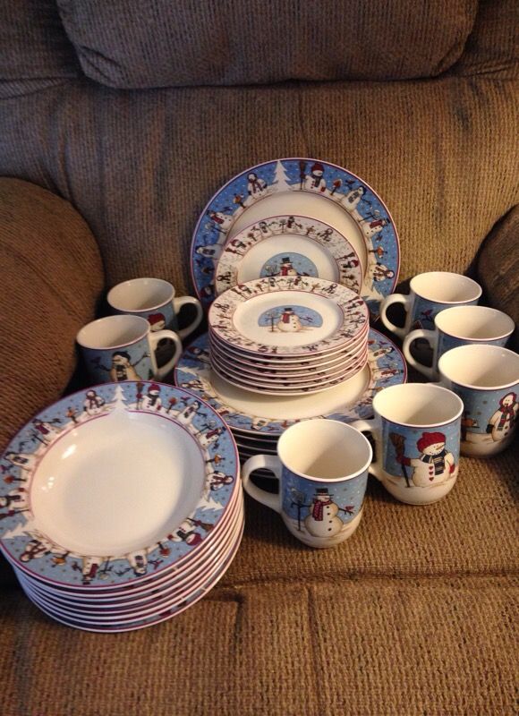 Thirty-One (31) Christmas Snowman Serenade II Dishes - Service for 8