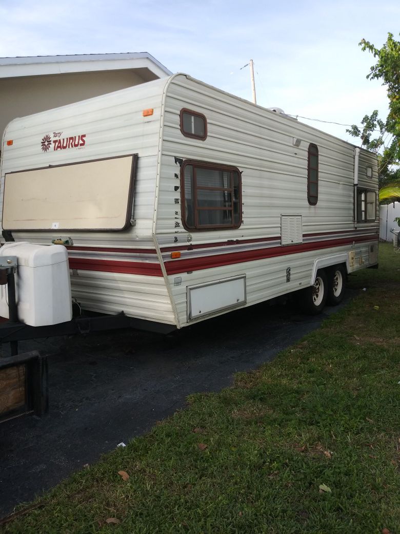 1987 Terry camping trailer sleeps 8 5 brand new tires new propane bottles AC works great hate to let it go have to clean up