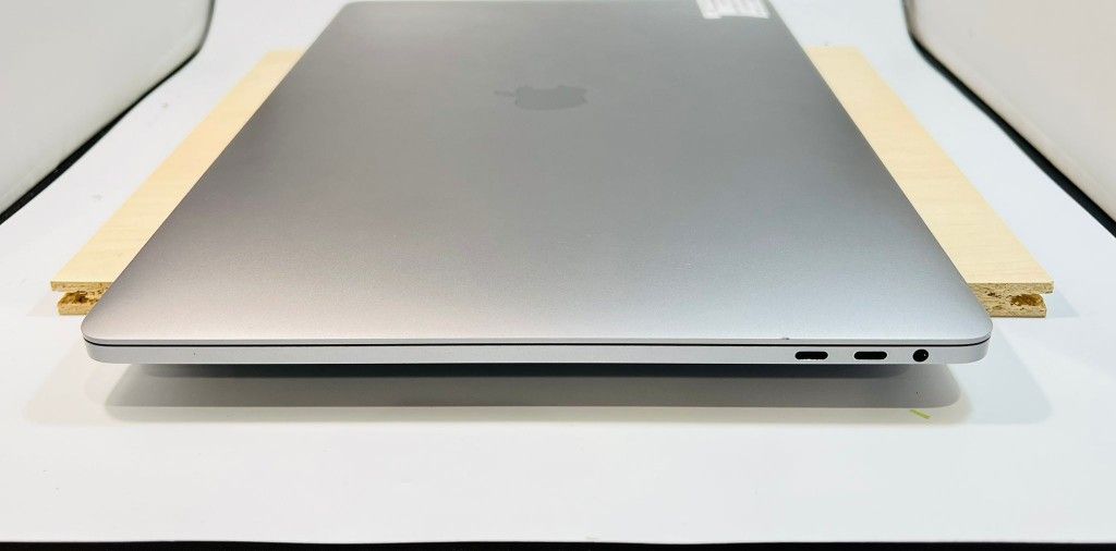 Apple MacBook Pro 15” 2018 i9 16GB 500GB Radeon Pro 560X 4GB VRAM