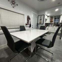 GoToGo, white table, 4 grey chairs