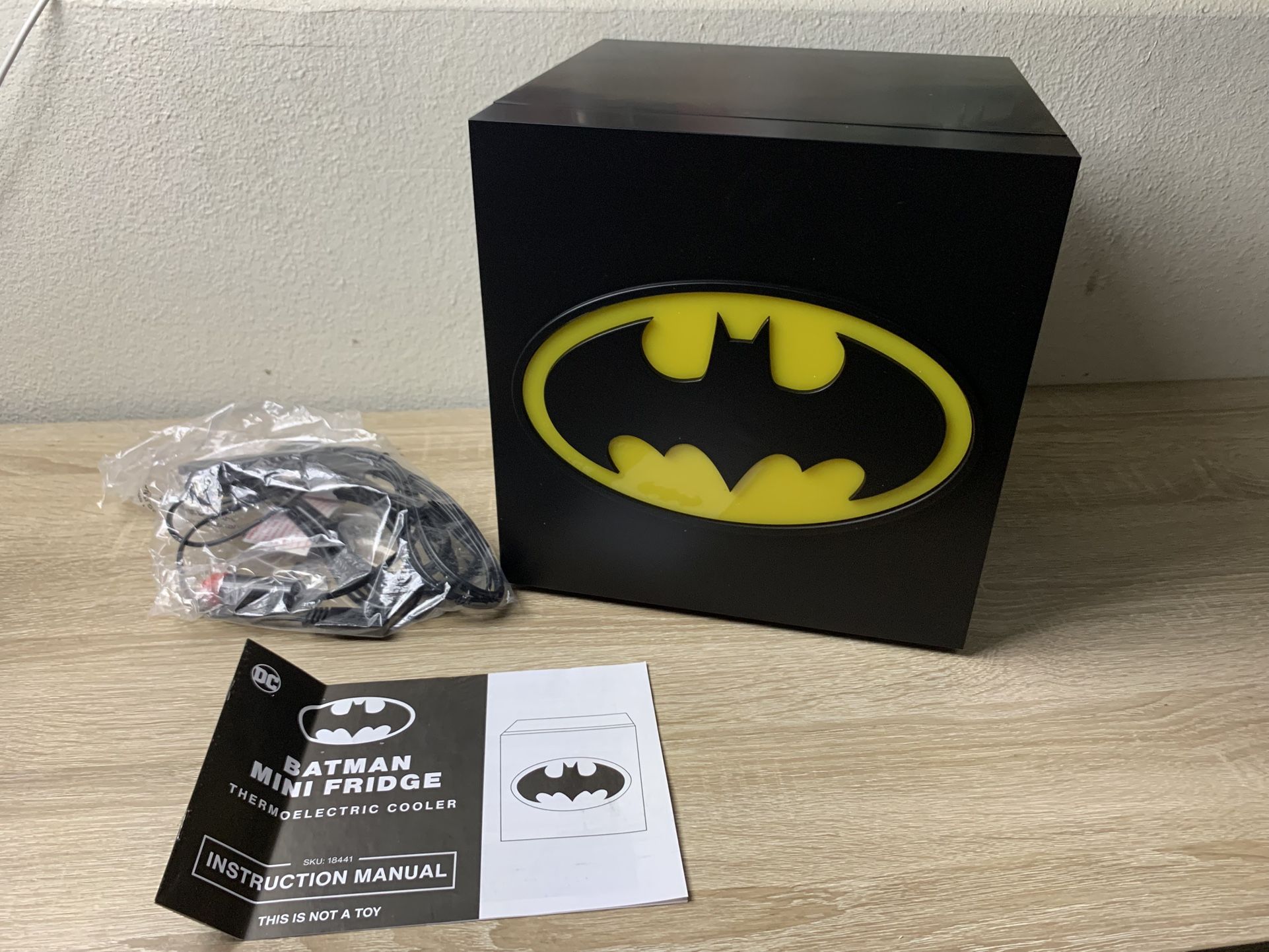 Batman Black Cooler Mini Fridge 6.7L Single Lightup Logo Door 9 Can ACDC