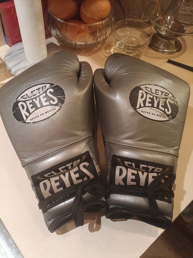 Cleto Reyes Traditional 16oz Pro level Training Gloves
