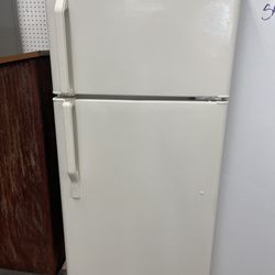 GE LIKE NEW Apartment Size Refrigerator! Dimensions 60.25” H x 23.5” W