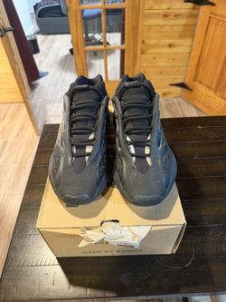 Yeezy 700 V3 Size 9.5