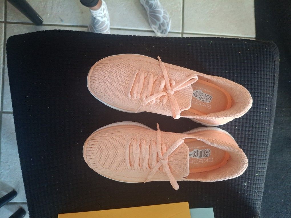 Brand NEW sketchers Slide Ins Peach