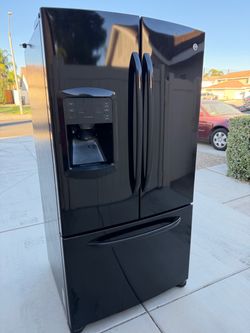 GE French Door Refrigerator with Ice and Water Dispenser