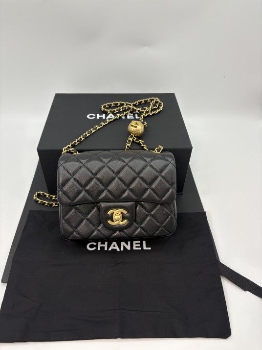 Authentic Chanel CF mini
Lambskin & Gold-Tone Metal Shoulder Bag