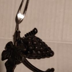 ,ARTISAN STYLIZED SERVING FORK WITH HEAVY METAL GRAPES AND GRAPEVINES FOR A HANDLE