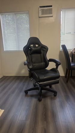 Black Leather Gaming Chair with Footrest – Great Condition