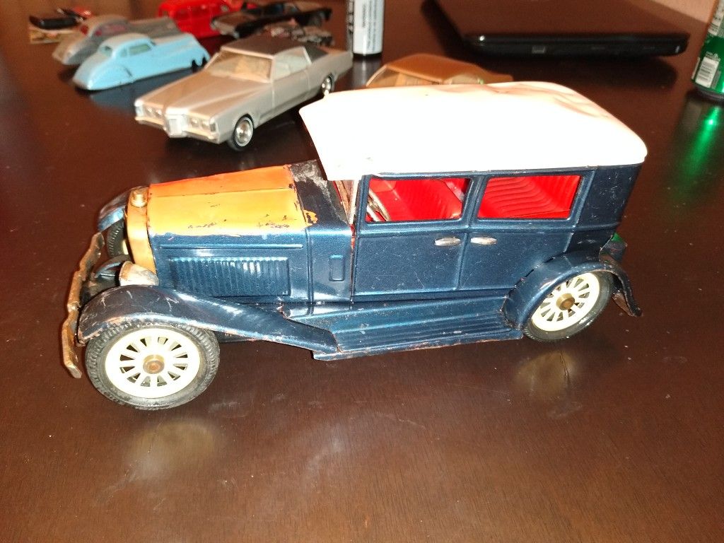 Tin toy car collectible