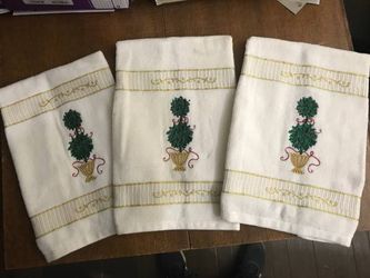 NEW Set of 3 Matching Embroidered Christmas Holly Hand Towel Set