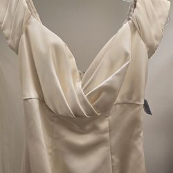 Sheath Wedding Gown With Matching Veil And Gloves -size 6