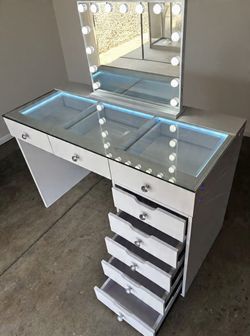 Led VANITII desk with mirror + usb, C-type ports