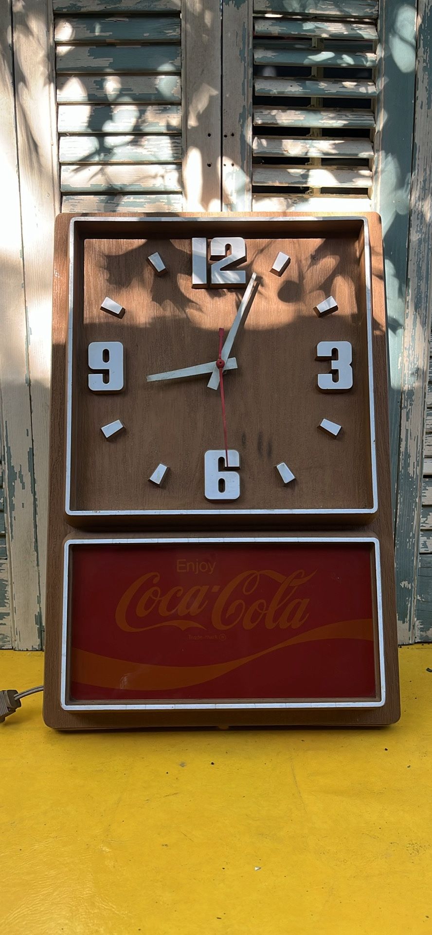 Vintage Coca-Cola Electric Wall Clock With 7 Coke Glasses