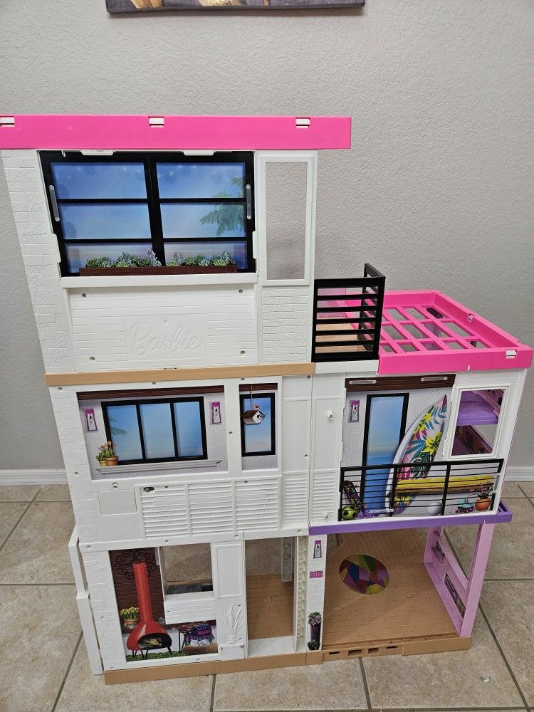 Barbie Dreamhouse $ Rainbow High Club Playset