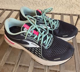 Brooks Adrenaline 21 Women's Running Shoes. Size 9.5.