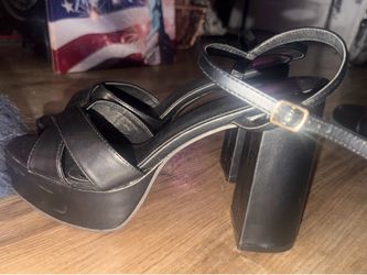 Preowned barely used womens Rampage Black Platform Heel Sandals Slingback Cross Strap Open Toe Shoes Size 11 in excelllent condition located off lake 