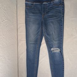 Old Navy Extra High-Waisted Rockstar  Stretch Super-Skinny Jeans in a ripped medium wash. Women size 6